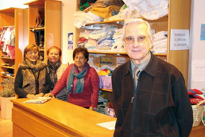 Enrique Higueras, director, y voluntarias de Cáritas Fraga