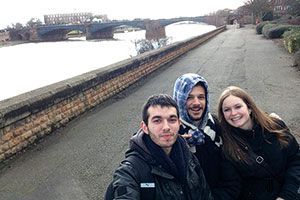 Jordi Royes en River canals, con amigos de  Erasmus