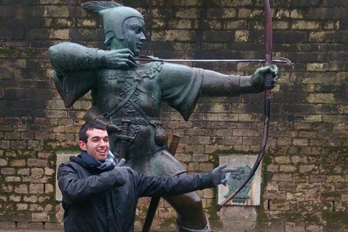 Jordi Royes, imitando a Robbin Hood  en Nottingham Castle 