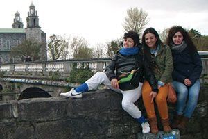 Lorena Margalló con amigas que conoció en Irlanda