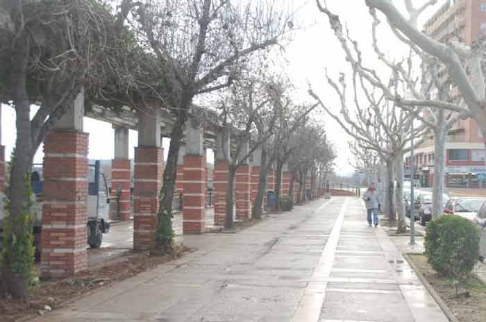 El Paseo de la Constitución, sin muretes en los vanos de la pérgola