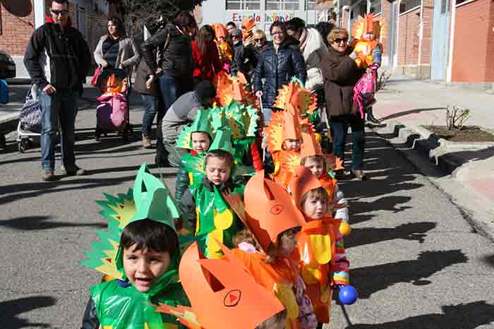Los ‘dinosaurios’ de la Escuela Infantil de Mequinenza anuncian la llegada de Carnaval