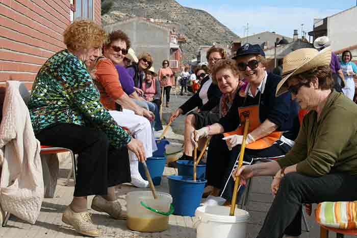 La Asociación ‘La Dona’ de Mequinenza elabora jabón de forma tradicional para venderlo con fines solidarios La Asociación ‘La Dona’ de Mequinenza elabora jabón de forma tradicional para venderlo con fines solidarios