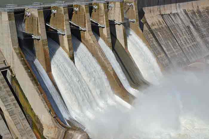 Apertura de la cuarta compuerta del embalse de Mequinenza
