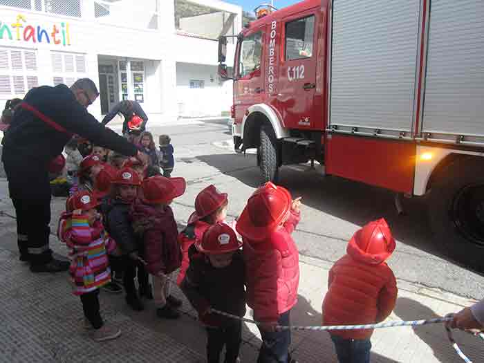 El Servicio de Protección Civil y Extinción de Incendios visita la escuela infantil de Mequinenza