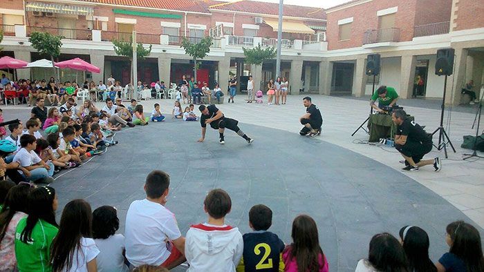 Mequinenza disfrutó de las ‘piruetas’ de los bailarines urbanos de Circle of Trust & Friends Mequinenza disfrutó de las ‘piruetas’ de los bailarines urbanos de Circle of Trust & Friends