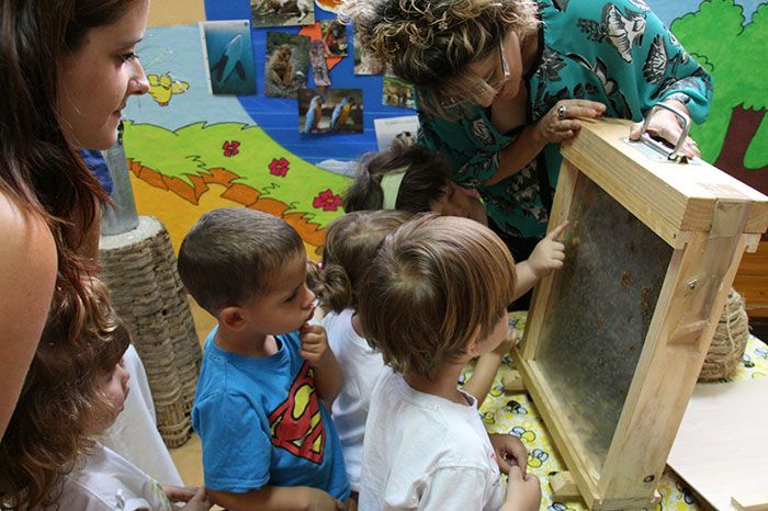 Centenares de abejas visitan a los alumnos de la Escuela Municipal Infantil ‘La Ruella’ Centenares de abejas visitan a los alumnos de la Escuela Municipal Infantil ‘La Ruella’