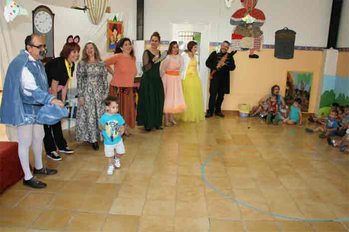 Mañana de cuento en la Escuela Municipal Infantil ‘La Ruella’ con La Cenicienta