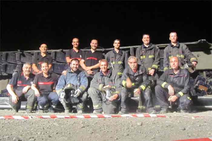 El personal de bomberos realiza un simulacro de accidente nocturno