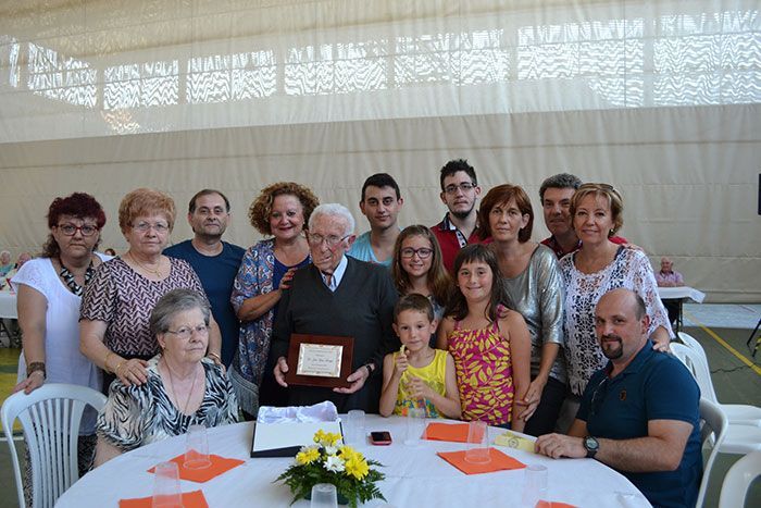 La Asociación Hogar de Pensionistas y Jubilados de Mequinenza homenajea a Josefa Oliver y José Riau