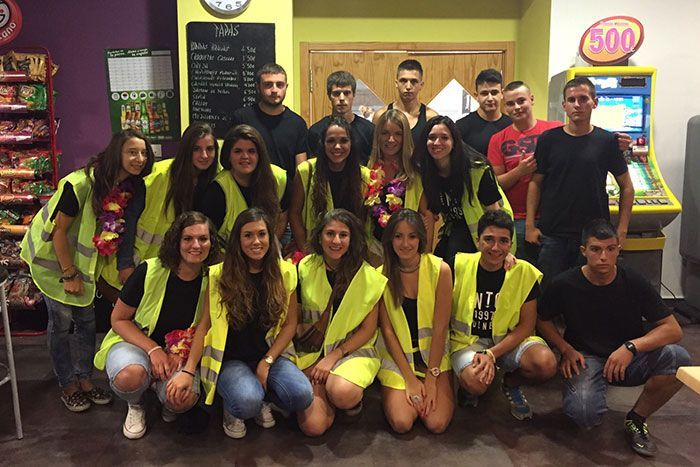 Los Quintos y las Quintas llenan de maquillajes fluorescentes la noche de Mequinenza