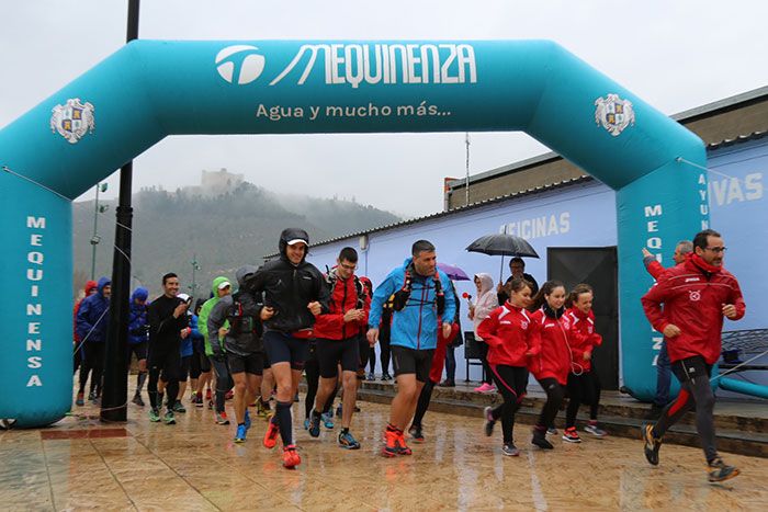 150 personas acompañan a los atletas del reto solidario GR-261 en la salida