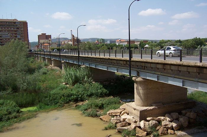 El Ayuntamiento renueva las juntas de dilatación del Puente Pequeño