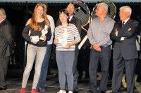 Claudia Borbón recibe los trofeos que la acreditan como campeona provincial alevín e infantil