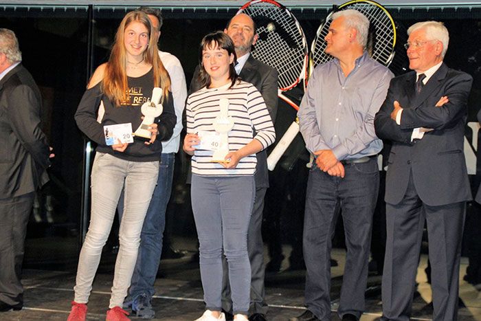 Claudia Borbón recibe los trofeos que la acreditan como campeona provincial alevín e infantil