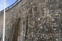 El Ayuntamiento de Fraga trabaja para eliminar las humedades que aparecen en el muro del Parking de “La Pista”