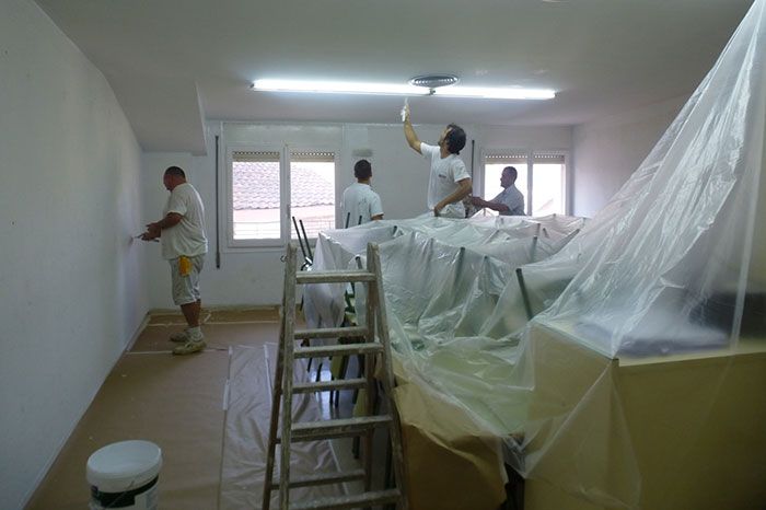 Comienzan los trabajos de pintura del Centre Educatiu Les Monges