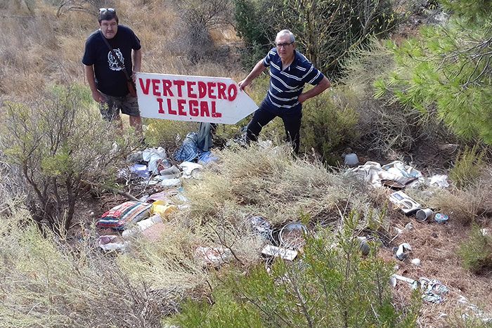 IU “señaliza” el vertedero ilegal de Vall de la Mora ante la falta de actuación del Gobierno de Aragón