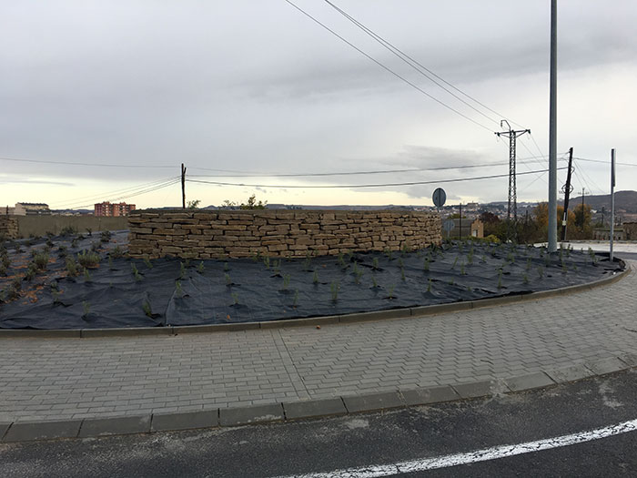 Finalizan las obras de acondicionamiento de la Rotonda de la N-211 Finalizan las obras de acondicionamiento de la Rotonda de la N-211