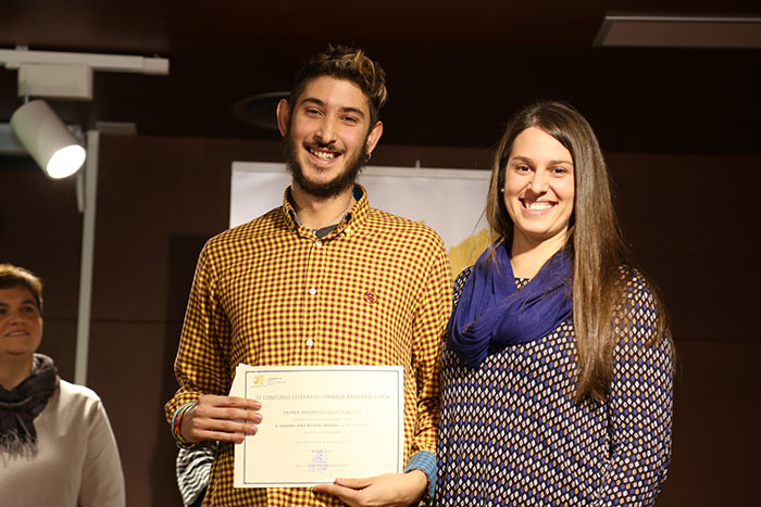 Gerardo Nicolau recoge el galardón que le acredita como ganador del III Certamen Literario Comarca del Bajo Cinca Gerardo Nicolau recoge el galardón que le acredita como ganador del III Certamen Literario Comarca del Bajo Cinca