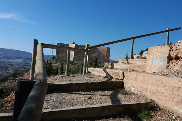 Nuevas barandillas en la zona verde de acceso al Castillo