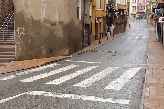 Se han instalado unas bandas reductoras de velocidad en la calle San Quintín