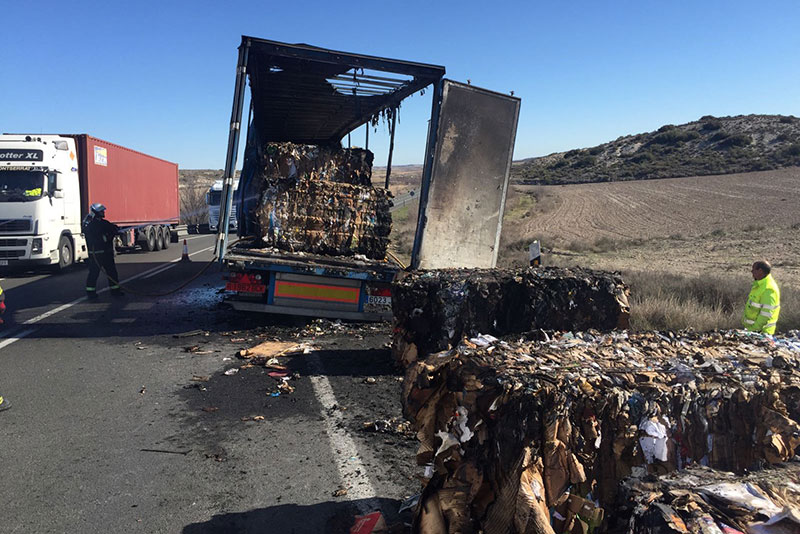 Incendio de un camión en Peñalba