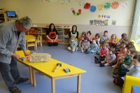 Artistas fragatinos visitan la escuela infantil Xiquets