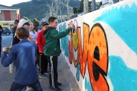 Una veintena de jóvenes participan en el taller de grafitis en el Spai Jove de Mequinenza