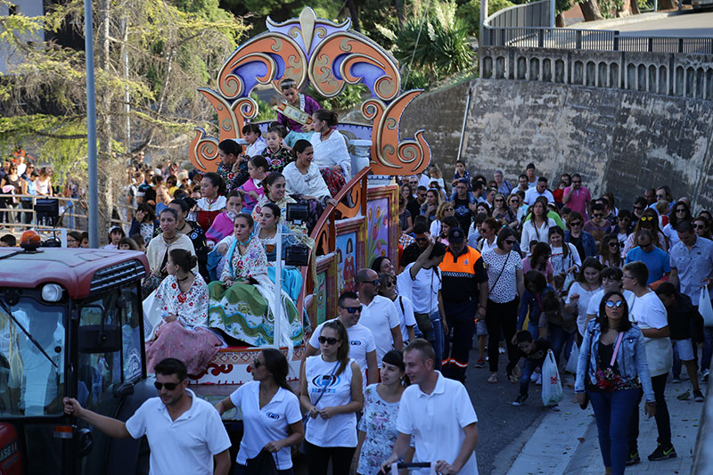 Las Damas y Reinas “estrenan” carroza en el desfile previo a las Fiestas de la Santa de Mequinenza Las Damas y Reinas “estrenan” carroza en el desfile previo a las Fiestas de la Santa de Mequinenza