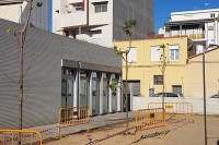 Plantan árboles en el parque de la Biblioteca Gianni Rodari