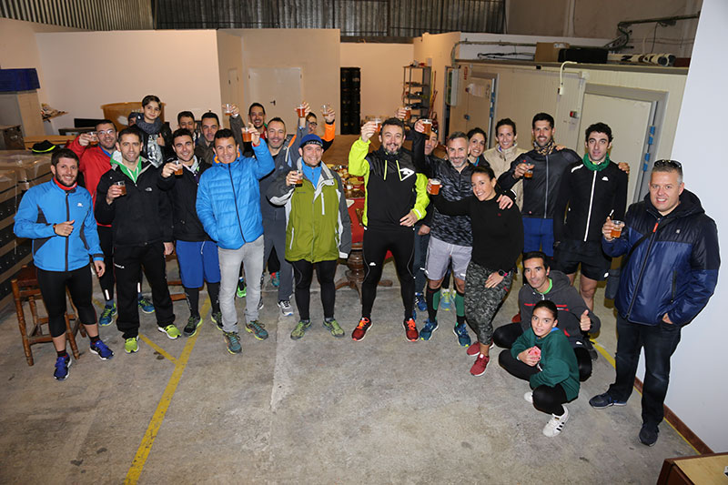 Los participantes en la San Silvestre Mequinenzana brindan por el año nuevo