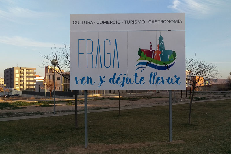 El Ayuntamiento instala vallas de promoción de Fraga en las diferentes entradas de la Ciudad