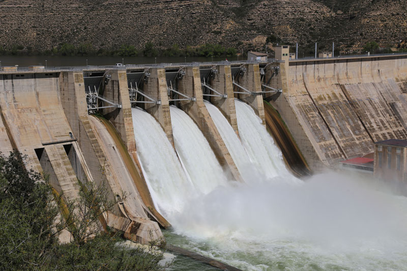 El embalse de Mequinenza tiene abiertas cuatro compuertas