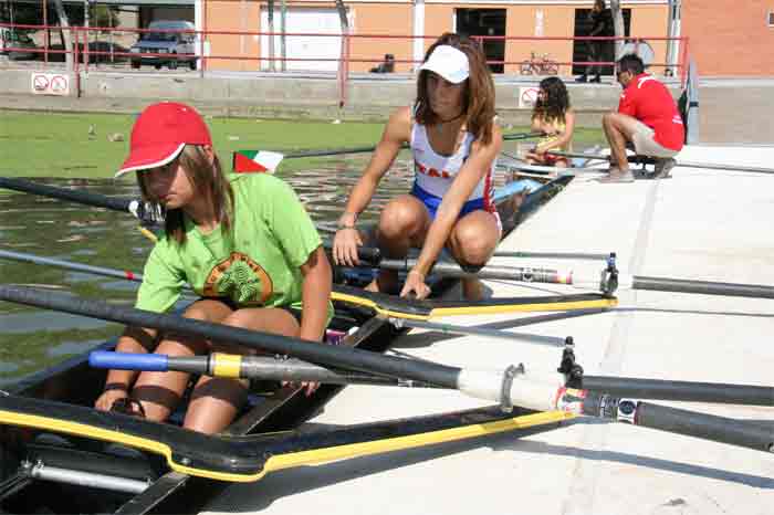 Una docena de jóvenes se estrenan en la práctica del remo con el Capri Club de Mequinenza Una docena de jóvenes se estrenan en la práctica del remo con el Capri Club de Mequinenza